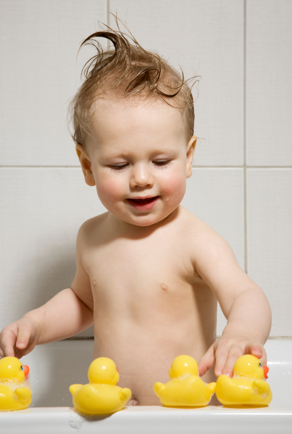 Como deixar o banho de banheira mais divertido para as crianças