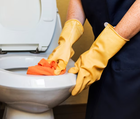 Confira no conteúdo a seguir quais são os produtos de limpeza essenciais para você manter o seu banheiro higienizado e limpo.