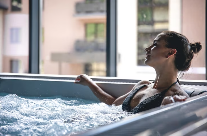 A banheira com hidro é um item de luxo em muitas residências. Essa banheira é projetada para proporcionar uma experiência relaxante de imersão em água com jatos de hidromassagem.