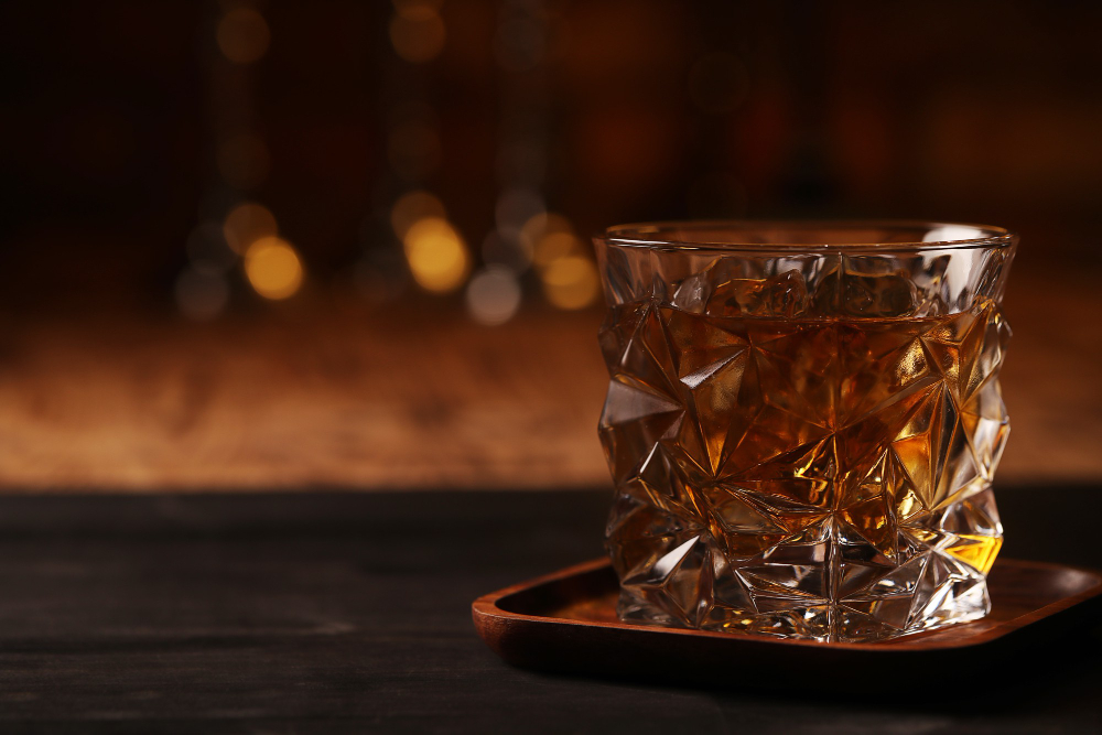 glass-whiskey-bourbon-only-with-ice