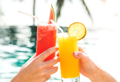 Descubra as melhores bebidas para refrescar o verão! Desde limonadas cítricas a coquetéis de coco tropicais, explore opções deliciosas e saudáveis para revender.