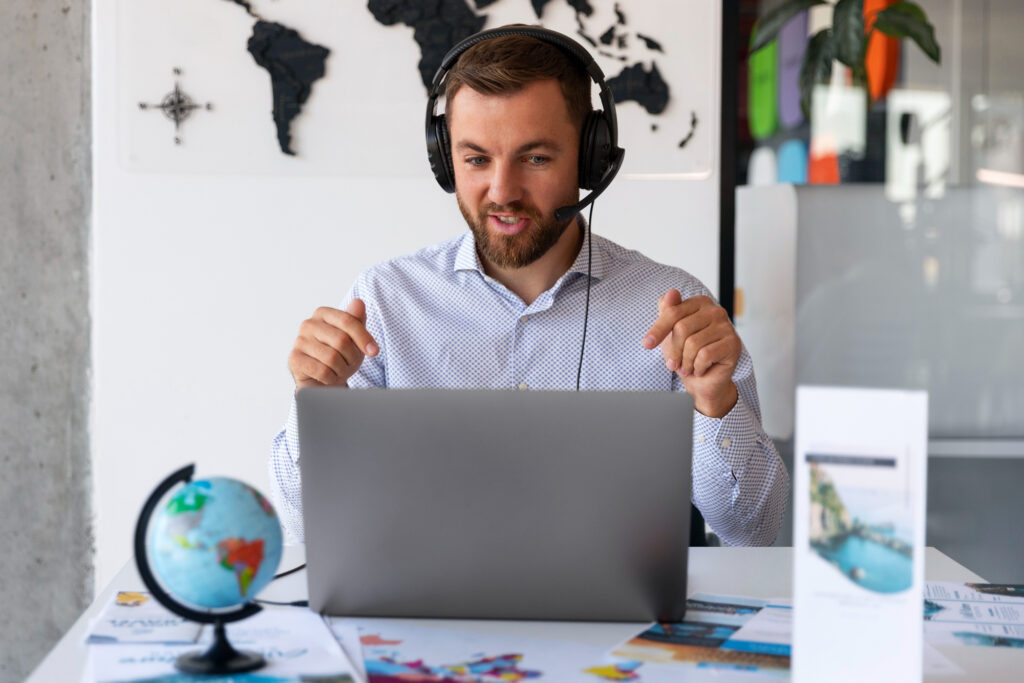 Treinamento GD&T online com profissionais estudando tolerâncias geométricas e interpretação de desenhos técnicos.